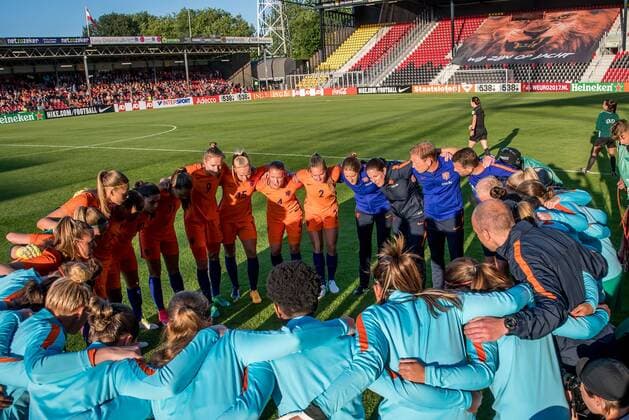 scrum before the matchduring the friendly match between the women of The Netherlands and Austria at at The Adelaarshorst on on June 13, 2017 in Deventer, The Netherlands Women: Netherlands v Austria Friendly match 2016 2017 xVIxVIxImagesx xRonaldxBonestrooxIVx 8002098