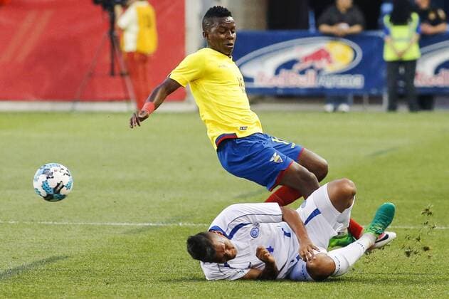 Ecuador s Juan Cazeres (above) fights for the ball with El Salvador s Henry Romero, during their friendly match at the Harrison Red Bull Arena, New Jersey, USA, 13 June 2017. ECUADOR VS. EL SALVADOR !ACHTUNG: NUR REDAKTIONELLE NUTZUNG!  Copyright: xEduardoxMunozxAlvarezx EMZ08 20170614-636330077771350251