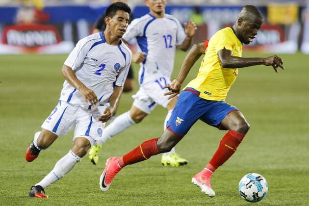 Ecuador s Enner Valencia (R) fights for the ball with El Salvador s Miltón Molina (L) during their friendly match at the Harrison Red Bull Arena, New Jersey, USA, 13 June 2017. ECUADOR VS. EL SALVADOR !ACHTUNG: NUR REDAKTIONELLE NUTZUNG!  Copyright: xEduardoxMunozxAlvarezx EMZ07 20170614-636330107048764004