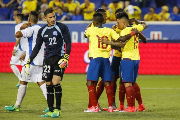 Ecuador s playes celebrate after scoring against El Salvador s Darwin Creen (L) during their friendly match at the Harrison Red Bull Arena, New Jersey, USA, 13 June 2017. ECUADOR VS. EL SALVADOR !ACHTUNG: NUR REDAKTIONELLE NUTZUNG!  Copyright: xEduardoxMunozxAlvarezx EMZ07 20170614-636330107703504398