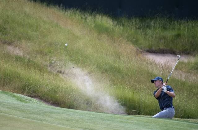 Bilder des Tages - SPORT Jordan Spieth hits out of a bunker on the 10th hole during practice round prior to the start of the U.S. Open golf championship at Erin Hill golf course in Erin, Wisconsin on June 14, 2017. The 117th U.S. Open will start tomorrow.  WIS20170614314 KEVINxDIETSCH