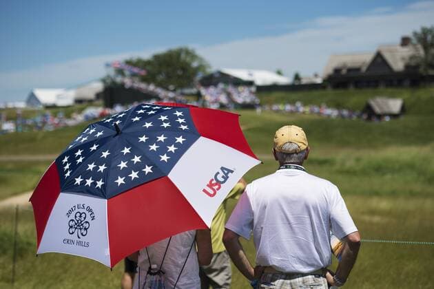 170615 Publik följer utslag pa bana 1 under omgang ett i golfturneringen US Open den 15 juni 2017 i Hartford.  Copyright: JOELxMARKLUND BB170615JM051