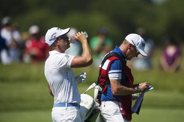 170615 Sveriges Henrik Stenson dricker vatten bakom sin caddie Gareth Lord under första omgangen i golfturneringen US Open den 15 juni 2017 i Hartford.  Copyright: JOELxMARKLUND BB170615JM065