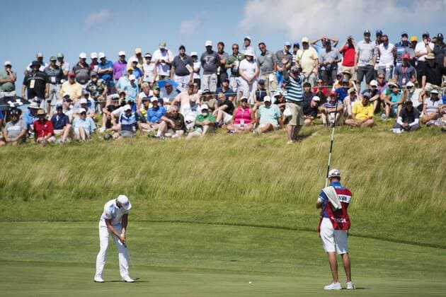 170615 Publik följer spelet när Sveriges Henrik Stenson puttar under första omgangen i golfturneringen US Open den 15 juni 2017 i Hartford.  Copyright: JOELxMARKLUND BB170615JM071