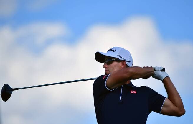 Adam Scott hits on the 10th tee during round 1 of the 117th U.S. Open golf tournament at Erin Hill golf course in Erin, Wisconsin on June 15, 2017.  WIS20170615343 KEVINxDIETSCH