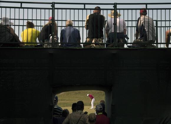 Fans watch as Jason Day putts on the 9th green during round 1 of the 117th U.S. Open golf tournament at Erin Hill golf course in Erin, Wisconsin on June 15, 2017.  WIS20170615346 KEVINxDIETSCH