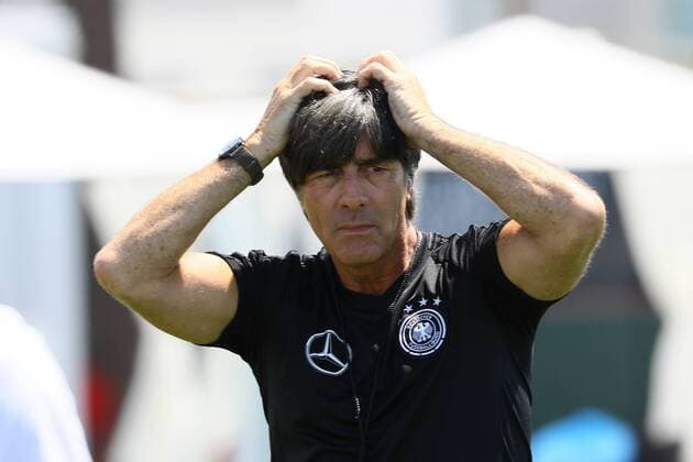 Bilder des Tages - SPORT Bundestrainer Joachim Loew (Deutschland Germany) schlägt die Hände über dem Kopf zusammen - 16.06.2017: Training der Nationalmannschaft, Fisht Stadium Sotschi