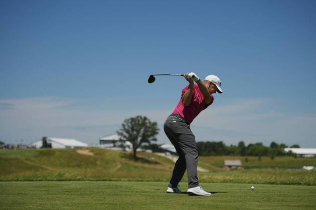 170616 Sveriges Alexander Noren slar ut pa bana 10 under andra omgangen i golfturneringen US Open den 16 juni 2017 i Hartford.  Copyright: JOELxMARKLUND BB170616JM039