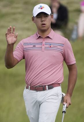 Si Woo Kim acknowledges the gallery after putting for birdie on the 17th green during round 2 of the 117th U.S. Open golf tournament at Erin Hill golf course in Erin, Wisconsin on June 16, 2017.  WIS20170616311 KEVINxDIETSCH