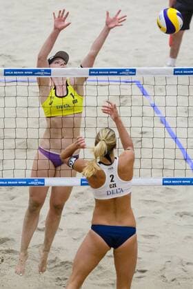 16.06.2017, Den Haag, SportCampus Zuiderpark Beachvolleyball, FIVB World Tour, 2017 Den Haag 3 Star Block Julia Sude ( 1 GER) - Angriff Marketa Slukova ( 2 CZE)