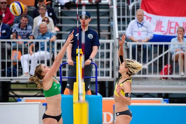 16.06.2017, Den Haag, SportCampus Zuiderpark Beachvolleyball, FIVB World Tour, 2017 Den Haag 3 Star Block Taylor Pischke ( 1 CAN) - Block Laura Ludwig ( 1 GER)