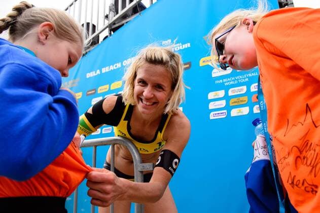 16.06.2017, Den Haag, SportCampus Zuiderpark Beachvolleyball, FIVB World Tour, 2017 Den Haag 3 Star Laura Ludwig ( 1 GER) schreibt Autogramme Fans