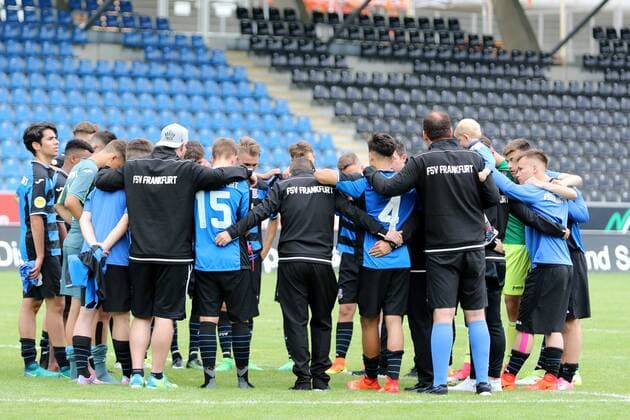 17.06.2017 Frankfurt am Main, Frankfurter Volksbank Stadion Relegation 2017 Rückspiel um Aufstieg in die B-Junioren-Bundesliga Süd Südwest U17 U 17 FSV Frankfurt – SV Elversberg Manschaftskreis des (FSV Frankfurt) nach dem Spiel