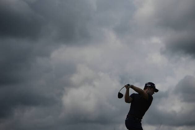 170617 Sveriges David Lingmerth slar ut pa bana 7 under tredje omgangen i golfturneringen US Open den 17 juni 2017 i Hartford.  Copyright: JOELxMARKLUND BB170617JM007