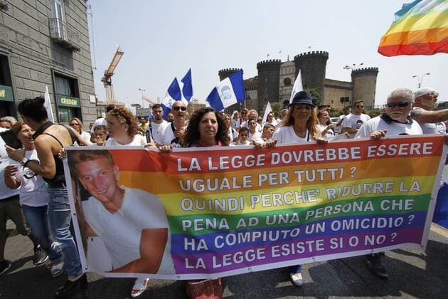 Italy: Justice for Ciro Esposito Court to give justice to Ciro Esposito. This morning there was the rally for the parade organized by the association Ciro Vive. Ciro Esposito is the fan who lost his life before the match of coopa Italy in Rome killed in a clash with a Romaness. Today, mom together with hundreds of young men and mums came down to the square to get under the prefecture s palace and deliver a document requesting an exemplary pen and not a reduction of the 26-year-old prison sentence to De Santis.  FabioxSasso PacificxPress