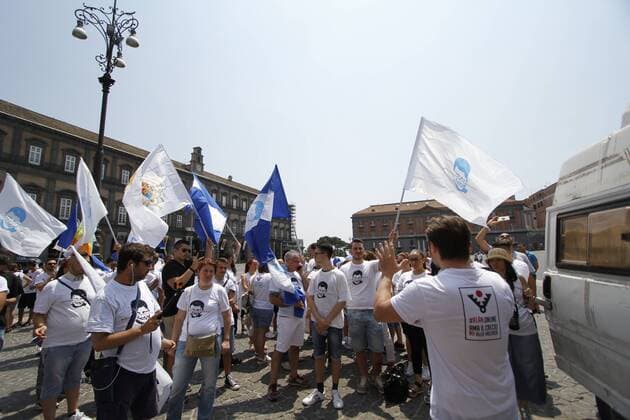 Italy: Justice for Ciro Esposito Court to give justice to Ciro Esposito. This morning there was the rally for the parade organized by the association Ciro Vive. Ciro Esposito is the fan who lost his life before the match of coopa Italy in Rome killed in a clash with a Romaness. Today, mom together with hundreds of young men and mums came down to the square to get under the prefecture s palace and deliver a document requesting an exemplary pen and not a reduction of the 26-year-old prison sentence to De Santis.  FabioxSasso PacificxPress