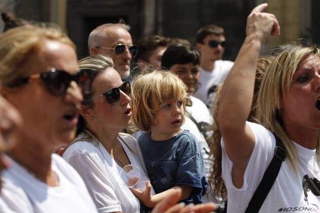 Italy: Justice for Ciro Esposito Court to give justice to Ciro Esposito. This morning there was the rally for the parade organized by the association Ciro Vive. Ciro Esposito is the fan who lost his life before the match of coopa Italy in Rome killed in a clash with a Romaness. Today, mom together with hundreds of young men and mums came down to the square to get under the prefecture s palace and deliver a document requesting an exemplary pen and not a reduction of the 26-year-old prison sentence to De Santis.  FabioxSasso PacificxPress