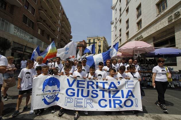 Bilder des Tages - SPORT Italy: Justice for Ciro Esposito Court to give justice to Ciro Esposito. This morning there was the rally for the parade organized by the association Ciro Vive. Ciro Esposito is the fan who lost his life before the match of coopa Italy in Rome killed in a clash with a Romaness. Today, mom together with hundreds of young men and mums came down to the square to get under the prefecture s palace and deliver a document requesting an exemplary pen and not a reduction of the 26-year-old prison sentence to De Santis.  FabioxSasso PacificxPress