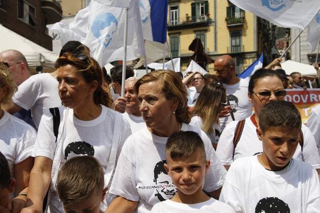 Italy: Justice for Ciro Esposito Court to give justice to Ciro Esposito. This morning there was the rally for the parade organized by the association Ciro Vive. Ciro Esposito is the fan who lost his life before the match of coopa Italy in Rome killed in a clash with a Romaness. Today, mom together with hundreds of young men and mums came down to the square to get under the prefecture s palace and deliver a document requesting an exemplary pen and not a reduction of the 26-year-old prison sentence to De Santis.  FabioxSasso PacificxPress