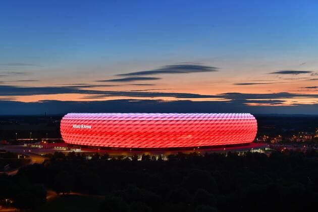 ALLIANZ ARENA bei Nacht. Dynamische Philips LED Beleuchtung sorgt fuer fliesende Uebergaenge in der Lichtanimation. Fussball Arena,Fussballstadion,Stadion,FC Bayern Muenchen,Nachtaufnahme, Abendhimmel,Nachthimmel,rote Beleuchtung,rot beleuchtet,Licht,Stimmung,Abendstimmung,Uebersicht,Totale,Architektur.