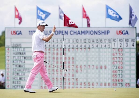 Bilder des Tages - SPORT Justin Thomas waves to the fans as prepares to putt on the 18th green during round 3 of the 117th U.S. Open golf tournament at Erin Hill golf course on June 17, 2017 in Erin, Wisconsin.  WIS20170617334 KEVINxDIETSCH