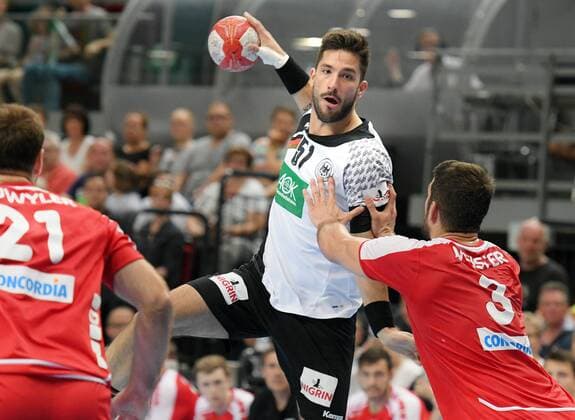 Deutschland vs. Schweiz Bremen, ÖBV Arena, 18.6.2017 Handball, Männer, EM-Qualifikationsspiel Germany : Switzerland Tim SUTON, Deutschland über Lucas MEISTER, Schweiz