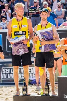 v.li.: Tim Holler (DJK TuSA 06 Düsseldorf), Clemens Wickler (DJK TuSA 06 Düsseldorf); Siegerehrung; Zweitplatzierte, Silbermedaille, silver medal, BeachVolleyball, smart beach tour Dresden, xprx