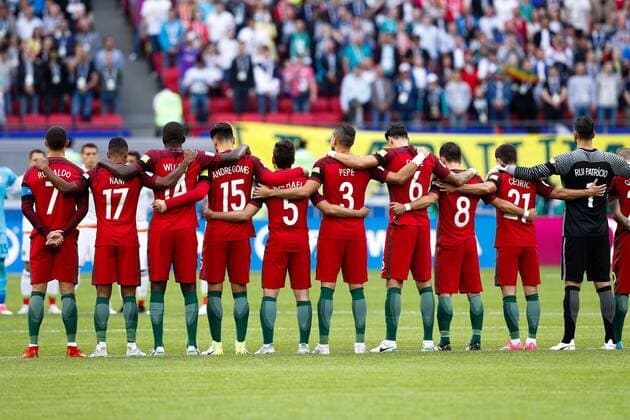 Bilder des Tages - SPORT Portugal vs. Mexico KAZAN, RT - 18.06.2017: PORTUGAL VS. MEXICO - Players pay tribute to the deaths of a major fire that occurred in Portugal during a match between Portugal and Mexico valid for the first round of the Confederations Cup 2017 on Sunday (18) held at the Kazan Arena in Kazan, Russia. (Photo: Marcelo Machado de Melo Fotoarena) x1339219x  MarceloxMachadoxdexMelo