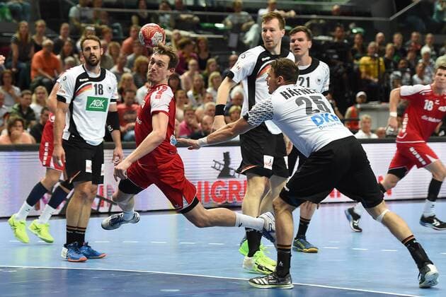 Handball Länderspiel Deutschland - Schweiz am 18.06.2017 in der ÖVB-Arena in Bremen Tim Kneule ( Deutschland ), links - Marvin Lier ( Schweiz ), mitte - Kai Häfner ( Deutschland ), rechts xRx