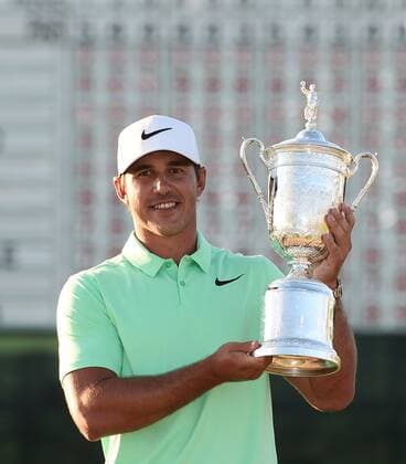 Bilder des Tages - SPORT Brooks Koepka poses with the U.S. Open Trophy after the final round of the 117th U.S. Open golf tournament at Erin Hills golf course on June 18, 2017 in Erin, Wisconsin. Koepka shot a 16-under-par 272 to win the tournament by 4 strokes.  WIS20170618105 BRIANxKERSEY