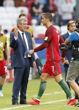 Bilder des Tages - SPORT Soccer: Portugal, Mexico draw 2-2 in Confed Cup Cristiano Ronaldo (7) of Portugal walks toward head coach Fernando Santos (L) after ending a game in a 2-2 draw with Mexico in a Confederations Cup match in Kazan, Russia, on June 18, 2017. 