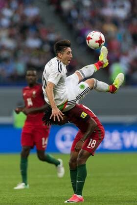 Themen der Woche - Sport Bilder des Tages - SPORT (170619) -- KAZAN, June 19, 2017 -- Portugal s Gelson Martins (bottom) vies with Mexico s Hector Herrera during the 2017 Confederations Cup Group A football match in Kazan, Russia, on June 18, 2017. ) (SP)RUSSIA-KAZAN-2017 FIFA CONFEDERATIONS CUP BaixXueqi 