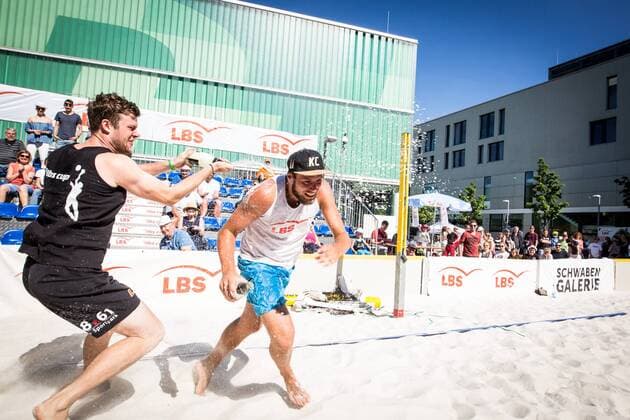 Kevin Foyer verfolgt Tim Kreuzer mit dem Sekt; LBS Cup Beachvolleyball A-City Stuttgart, Schwabenplatz, Stuttgart Germany, 20170618; Stuttgart Copyright: xWuechner Eibner-Pressefotox EP_NWR
