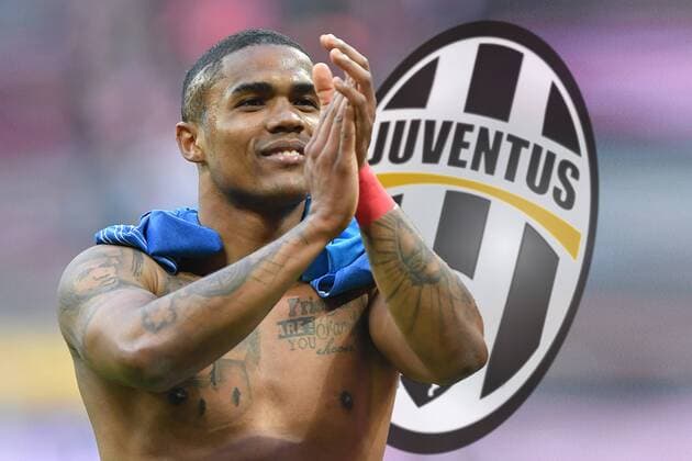 Ein Transfer von Bayern Munchens Douglas Costa zum italienischen Meister Juventus Turin steht unmittelbar bevor. Bei der Abloese sollen sich die Vereine einig sein.FOTOMONTAGE. Archivbild. Schlussjubel Douglas COSTA (Bayern Muenchen) mit freiem Oberkoerper,nackt,nackter, Jubel,Freude,Begeisterung, Aktion,Einzelbild,angeschnittenes Einzelmotiv,Halbfigur,halbe Figur. Fussball 1. Bundesliga, 22. Spieltag, FC Bayern Muenchen (M)-Hamburger SV (HH) 8-0, am 25.02.2017 in Muenchen Deutschland, A L L I A N Z A R E N A. Â