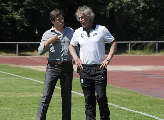 19.06.2017, Fussball GER, 2. Bundesliga Saison 2017 2018, Trainingsauftakt des VfL Bochum, , Diskussion nach dem Training zwischen Trainer Gertjan Verbeek (VfL Bochum), re., und Wilken Engelbracht (Vorstand VfL Bochum). Bochums Trainer begann das Training viel früher als von der Zeit angesetzt.