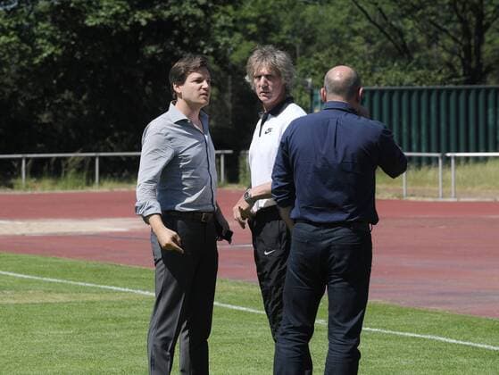19.06.2017, Fussball GER, 2. Bundesliga Saison 2017 2018, Trainingsauftakt des VfL Bochum, , Diskussionen nach dem Training zwischen Wilken Engelbracht (Vorstand VfL Bochum), Trainer Gertjan Verbeek (VfL Bochum) und Christian Hochstaetter, Christian Hochstätter (Sportvorstand VfL Bochum). Bochums Trainer begann das Training viel früher als es von der Zeit angesetzt war.