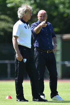 Fußball 2. Bundesliga Trainingsauftakt VfL Bochum am 19.06.2017 auf dem Trainingsgelände am Vonovia Ruhrstadion in Bochum Gertjan Verbeek ( Trainer Bochum ), links - Christian Hochstätter ( Sportvorstand Bochum ), rechts xRx
