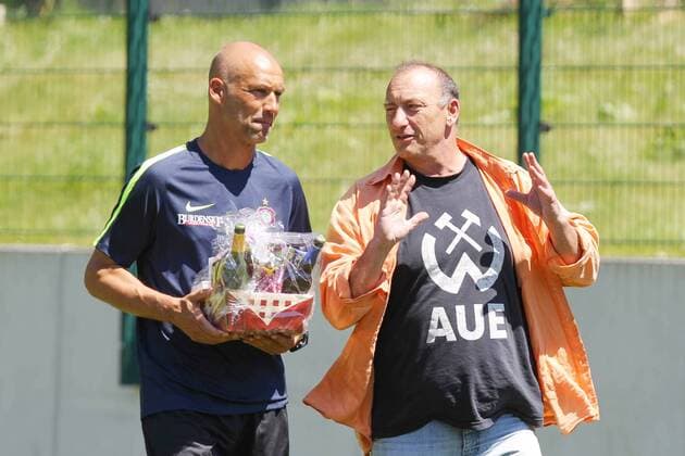 Aue, 19.06.2016, Erzgebirgsstadion, Fussball, 2.Bundesliga, FC Erzgebirge Aue , Trainingsauftakt beim Zweitligisten für die kommende Spielzeit 2017 2018. , Im Bild: Fan Michael Kirsten vom Fanclub Erzgebirgaskollektiv überreichte Trainer Thomas Letsch ein Willkommenspräsent stellvertretend für alle Fans. ,