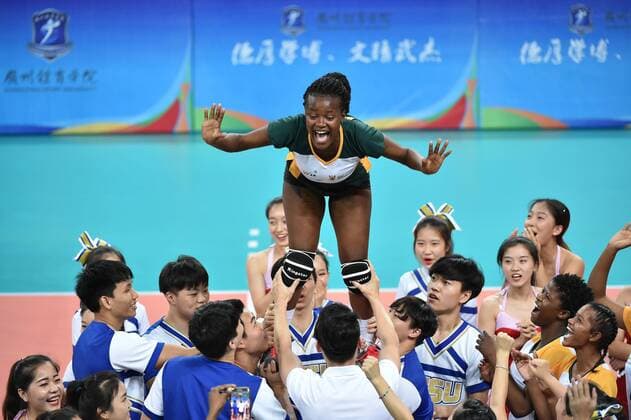Bilder des Tages - SPORT (170620) -- GUANGZHOU, June 20, 2017 -- Mpolokeng Malega (Top) of South Africa is lifted by volunteers after the women s volleyball match against China at 2017 BRICS Games in Guangzhou, south China s Guangdong Province, June 20, 2017. ) (SP)CHINA-GUANGZHOU-VOLLEYBALL-2017 BRICS GAMES LiangxXu 