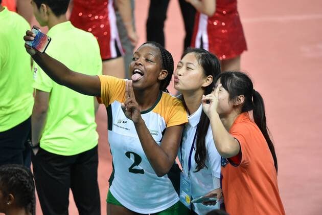 (170620) -- GUANGZHOU, June 20, 2017 -- Mosia Manana (L Front) of South Africa takes photos with volunteers after the women s volleyball match against China at 2017 BRICS Games in Guangzhou, south China s Guangdong Province, June 20, 2017. ) (SP)CHINA-GUANGZHOU-VOLLEYBALL-2017 BRICS GAMES LiangxXu 