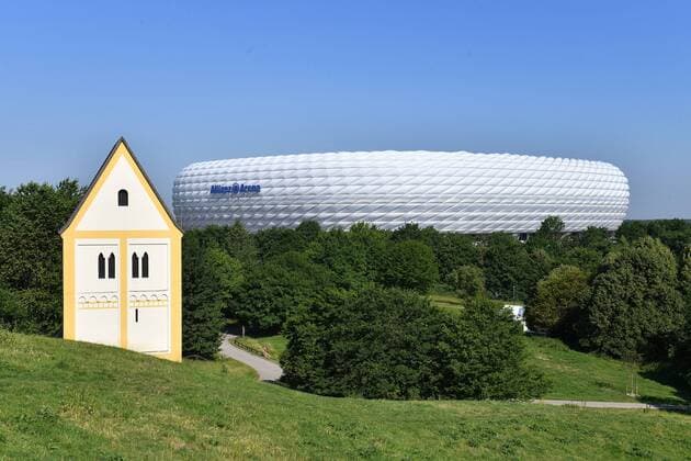 ALLIANZ ARENA.Im Vordergrund eine Fakekirche Heilig Kreuz Kirche -Timm Ulrichs, Skulptur ãVersunkenes DorfÒ im Froetttmaninger Berg. Fussball Arena,Fussballstadion,Stadion,FC Bayern Muenchen, Uebersicht,Totale,Architektur.
