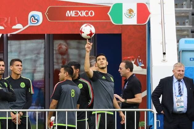 Raul Jimenez (Mexiko, Mexico) balanciert den Ball auf dem Finger - 20.06.2017: Abschlusstraining der Nationalmannschaft Mexiko, Fisht Stadium Sotschi