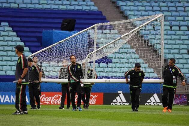 Assistenztainer Mexiko bringen ein Tor auf das Feld - 20.06.2017: Abschlusstraining der Nationalmannschaft Mexiko, Fisht Stadium Sotschi