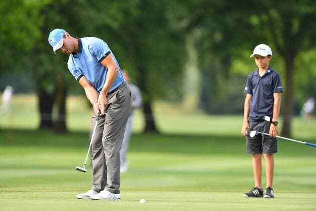 Martin KAYMER (GER),Aktion,re:ein junger Golfer beobachtet sein Idol.Kind,Junge. ProAm ,GOLF,BMW International Open 2017 am 21.06.2017 in Muenchen Eichenried.