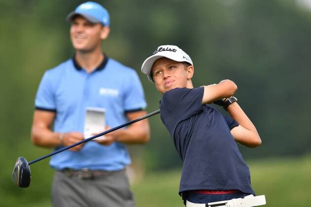 Ein junger Golfer,Kind,Junge beim Abschlag-Martin KAYMER (hi) beobachtet. ProAm ,GOLF,BMW International Open 2017 am 21.06.2017 in Muenchen Eichenried.