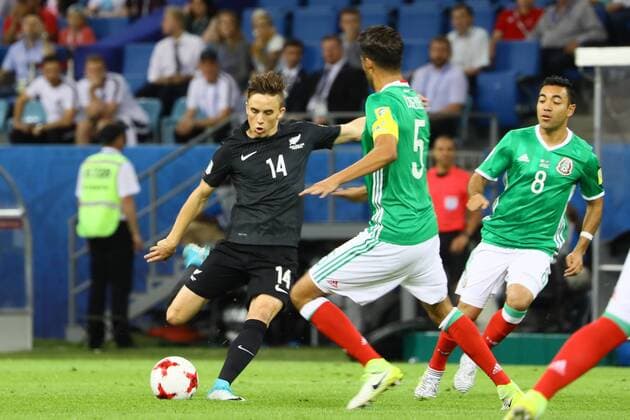 Ryan Thomas (Neuseeland, New Zealand) zieht ab gegen Diego Reyes (Mexiko, Mexico) und Marco Fabian (Mexiko, Mexico) - 21.06.2017: Mexiko vs. Neuseeland, Fisht Stadium Sotschi