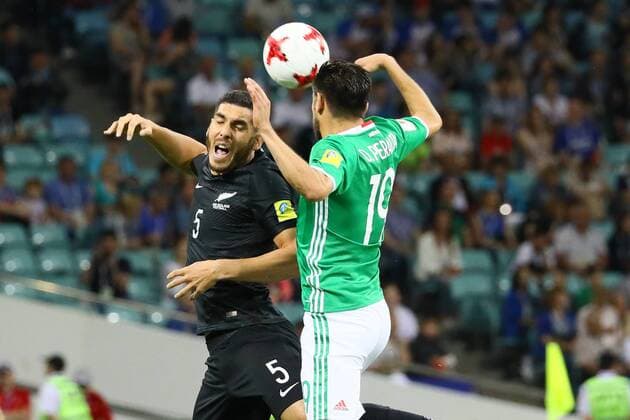 Michael Boxall (Neuseeland, New Zealand) gegen Oribe Peralta (Mexiko, Mexico) - 21.06.2017: Mexiko vs. Neuseeland, Fisht Stadium Sotschi