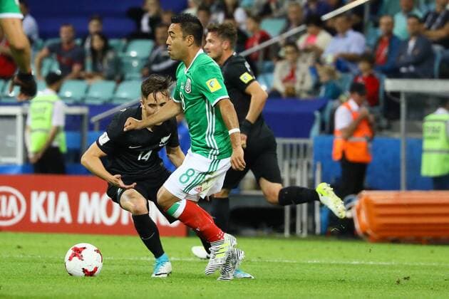 Marco Fabian (Mexiko, Mexico) gegen Ryan Thomas (Neuseeland, New Zealand) - 21.06.2017: Mexiko vs. Neuseeland, Fisht Stadium Sotschi
