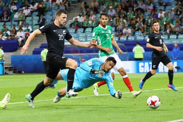 Chance für Tommy Smith (Neuseeland, New Zealand) gegen Torwart Alfredo Talavera (Mexiko, Mexico) - 21.06.2017: Mexiko vs. Neuseeland, Fisht Stadium Sotschi
