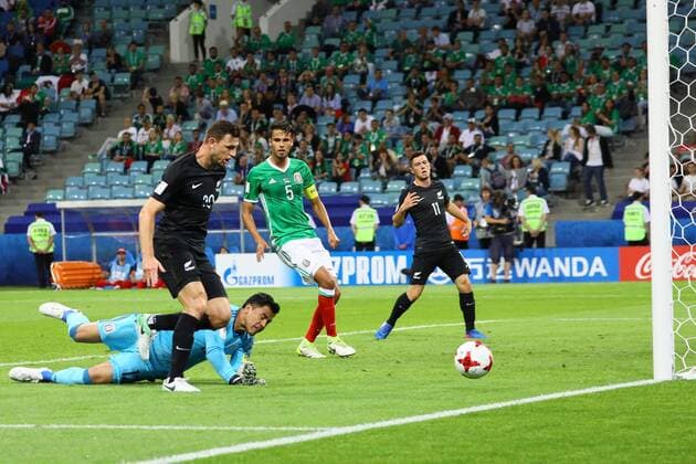 Bilder des Tages - SPORT Chance für Tommy Smith (Neuseeland, New Zealand) gegen Torwart Alfredo Talavera (Mexiko, Mexico) - 21.06.2017: Mexiko vs. Neuseeland, Fisht Stadium Sotschi